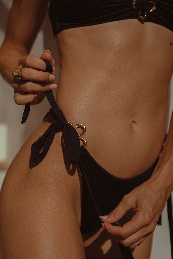 the-fame-bikini-bottom-to-tie-with-metal-details-elegant-sexy-pool-black-gold-italien-fabric
